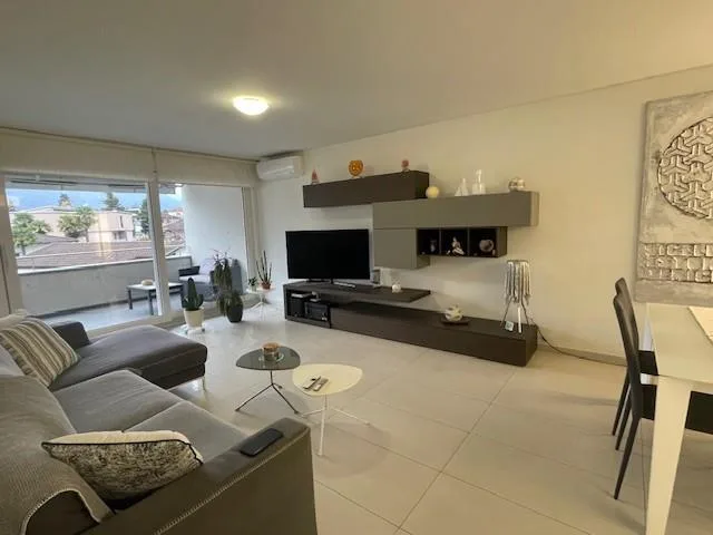 Moderno 3.5 locali con grande terrazzo a Monte Carasso. – Foto 2 von 11