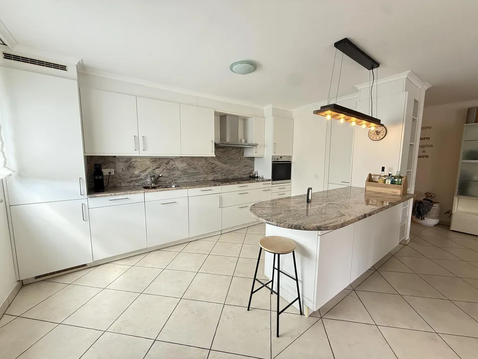 Appartamento luminoso e moderno di 4,5 stanze al sesto piano – photo 3 sur 9