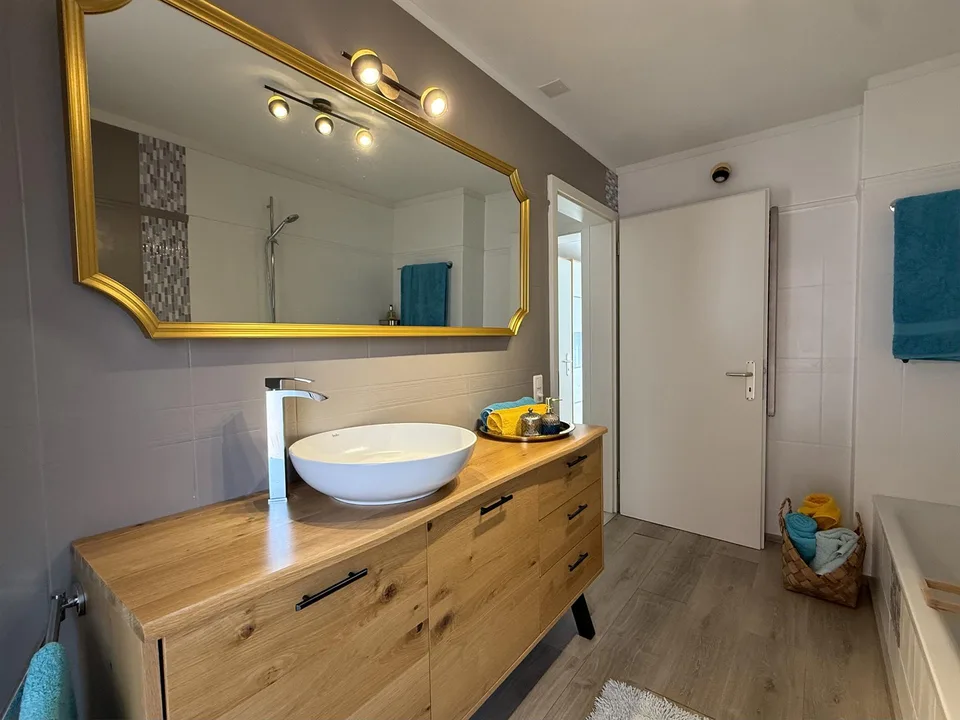 Appartamento luminoso e moderno di 4,5 stanze al sesto piano – photo 4 sur 9