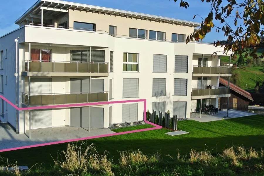 4.5-ZI-Parterre-Wohnungen - gedeckter Sitzplatz mit Grünfläche – photo 3 sur 11