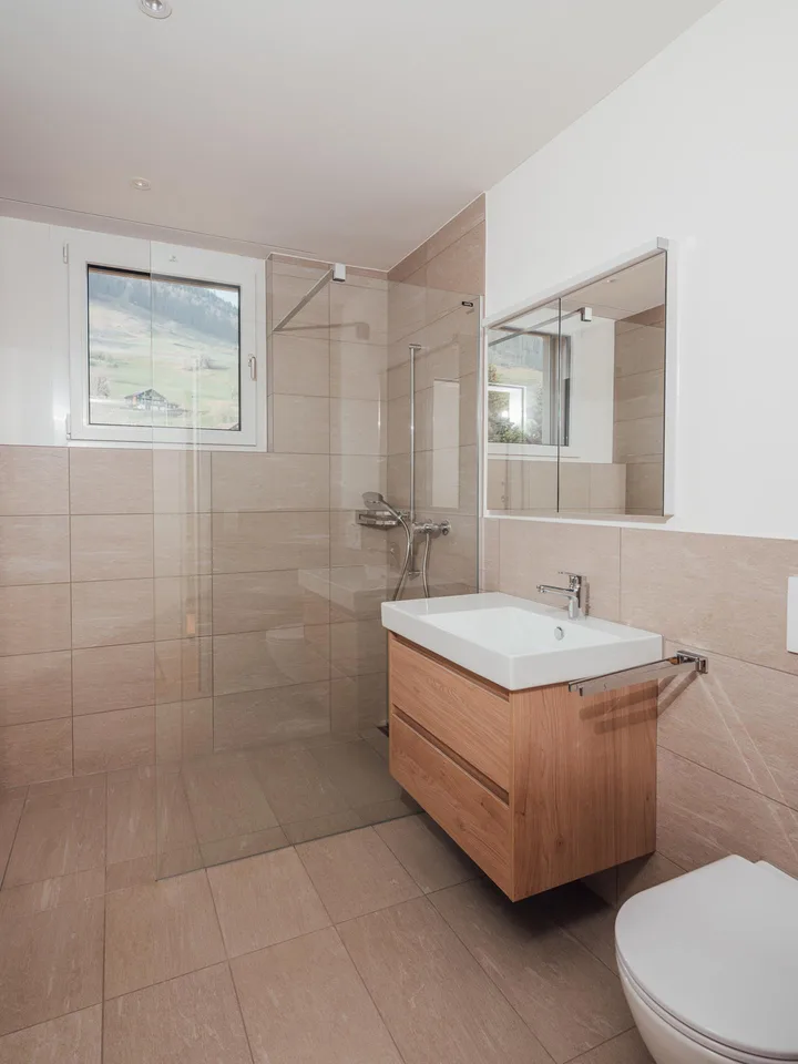 Moderne 3.5 Zimmerwohnung mit Gartensitzplatz & Bergpanorama – photo 8 of 14