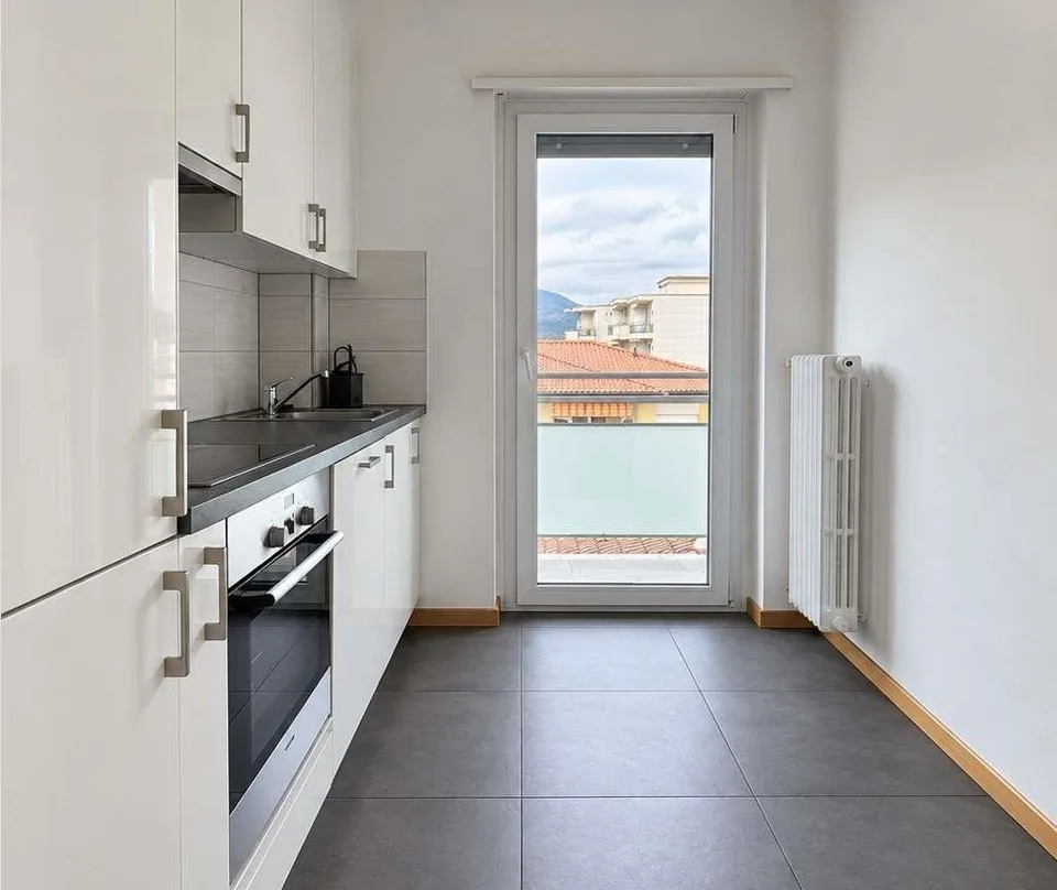 Mendrisio: luminoso appartamento di 3.5 locali con balcone vicino al c – Foto 4 von 6