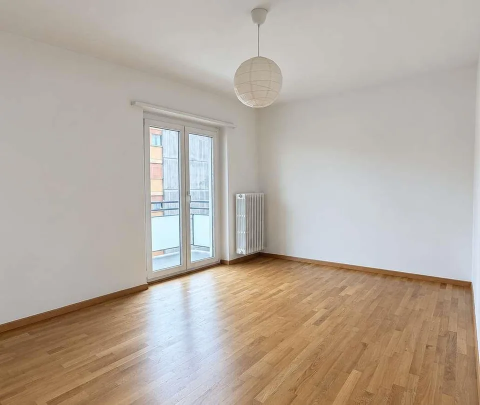 Mendrisio: luminoso appartamento di 3.5 locali con balcone vicino al c – Foto 3 von 6