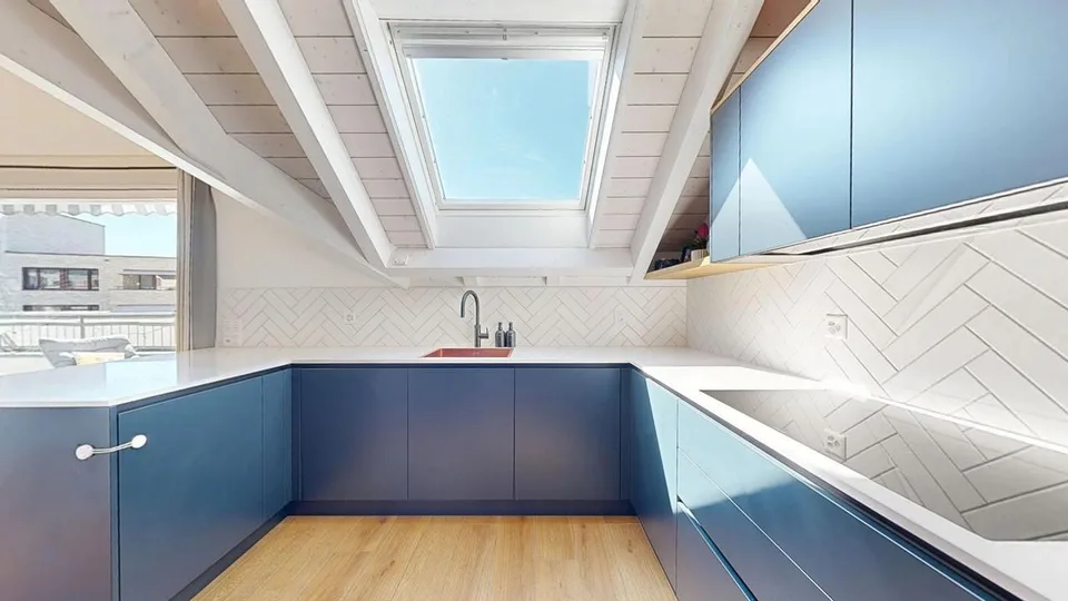 Moderne 4.5-Zimmer-Attikawohnung mit zwei Einstellhallenplätzen – Foto 3 von 17