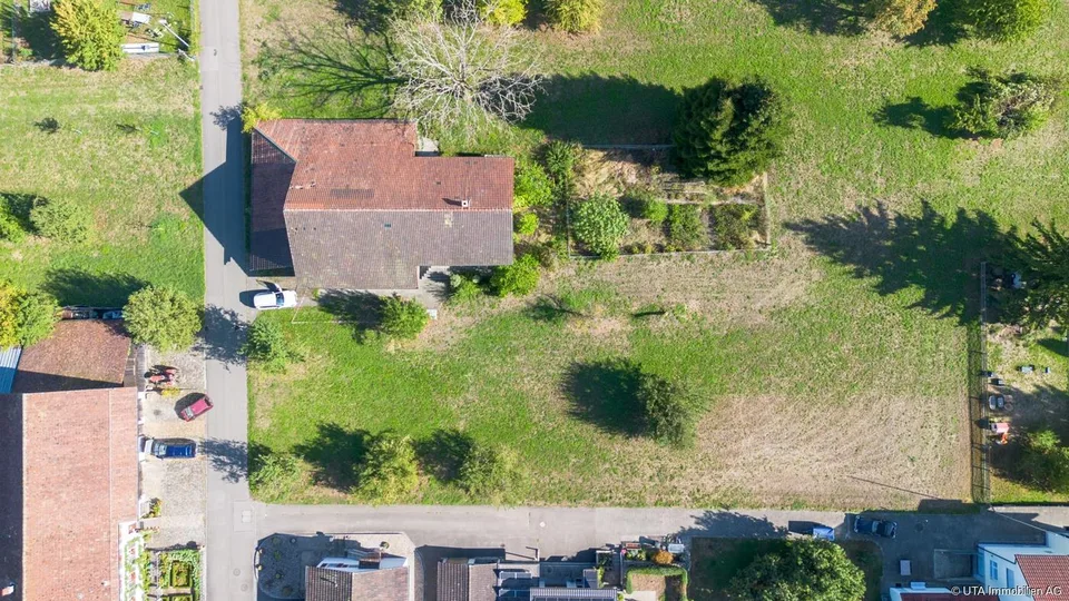 Ampio terreno edificabile con potenziale di sviluppo attraente – foto 3 di 3