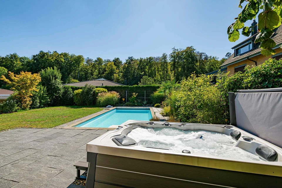 Familienfreundliches Einfamilienhaus mit grosszügigem Garten und Pool – foto 2 di 16