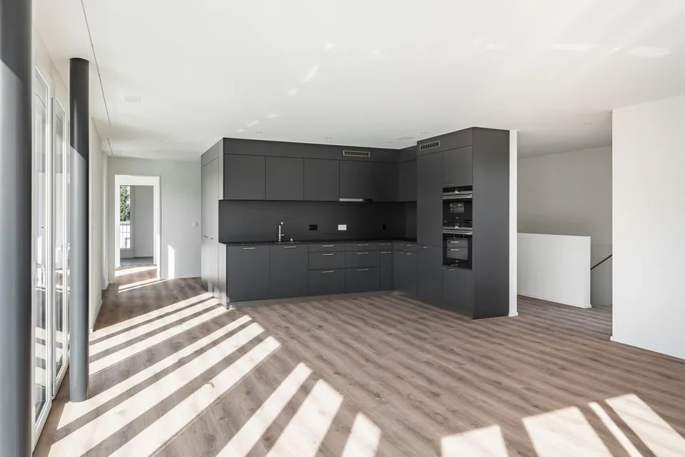 Moderne 3.5-Zimmer-Attikawohnung mit grosszügiger Terrasse – Foto 2 von 11