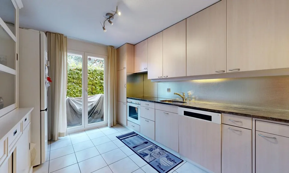 Appartement de jardin avec un potentiel énorme sur la Côte d'Or de Zurich – photo 4 sur 11