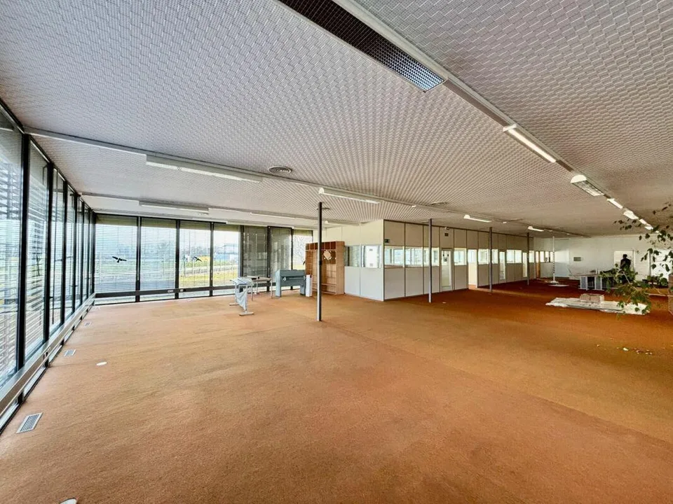 A louer de 600 à 8500 m2: HALLES ; BUREAUX; TERRAINS nus et COUVERT... – photo 10 sur 12