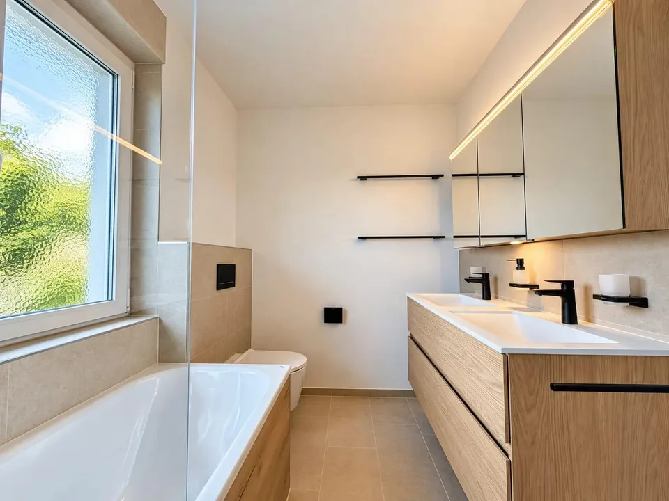 Frisch renoviertes 5.5-Zimmer-Reihenhaus mit Garten in Zürich – Foto 4 von 18