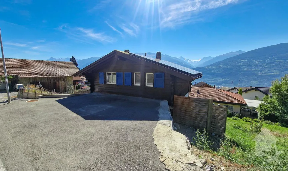 Delizioso piccolo chalet 4.5 locali, posizione superba, calma, con vista, soleggiato! – foto 4 di 22
