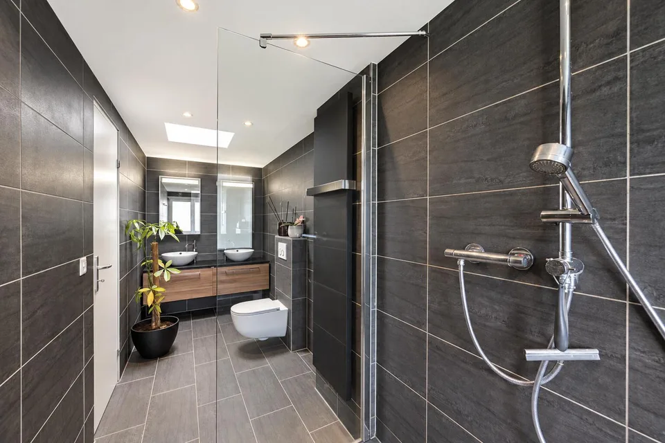 Maison mitoyenne de 4,5 pièces avec jardin et deux pièces de loisirs chauffées – photo 5 sur 9