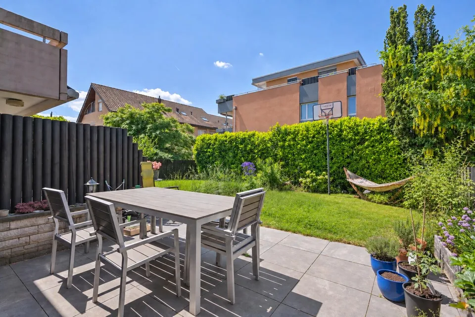 Maison mitoyenne de 4,5 pièces avec jardin et deux pièces de loisirs chauffées – photo 3 sur 9