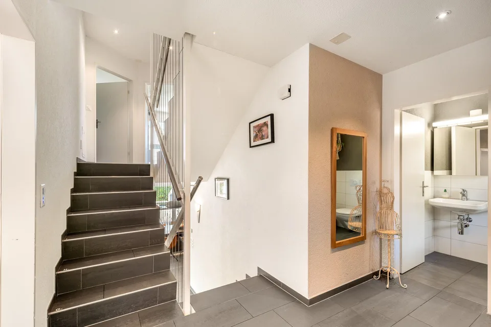Modern, luxurious 7½-room villa with a heated swimming pool, etc. – Foto 5 von 14