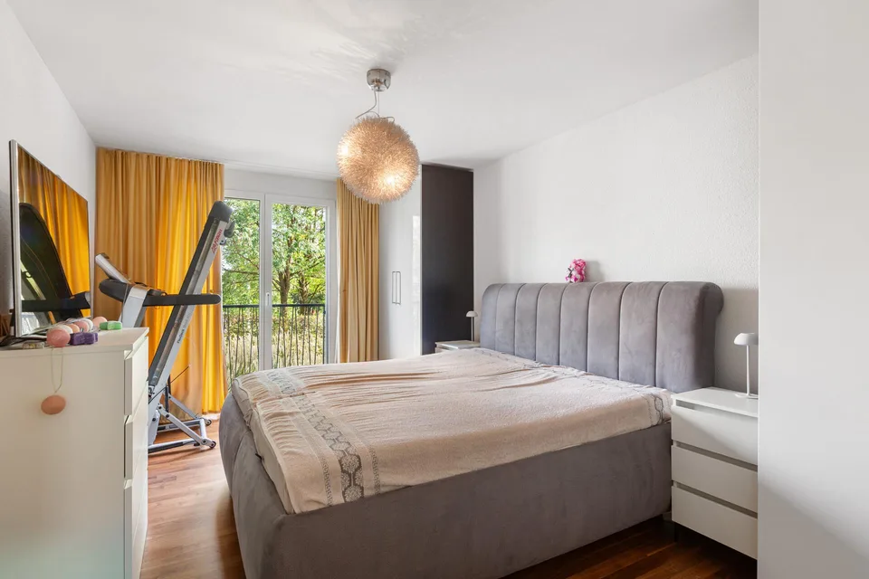 Wohnen mit Freiraum: Modern, 4.5 Zimmer und zwei Aussenbereiche – Foto 4 von 10