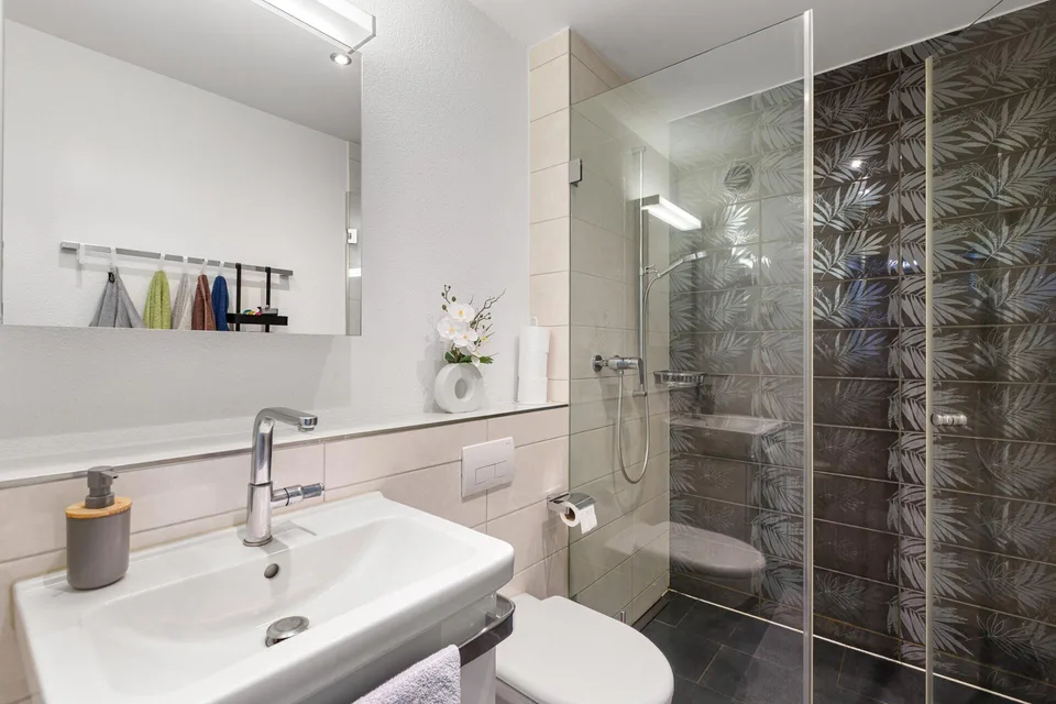 Wohnen mit Freiraum: Modern, 4.5 Zimmer und zwei Aussenbereiche – Foto 8 von 10