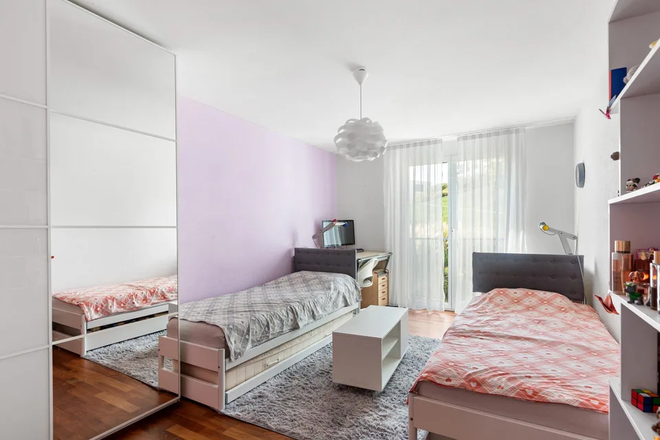Wohnen mit Freiraum: Modern, 4.5 Zimmer und zwei Aussenbereiche – Foto 6 von 10