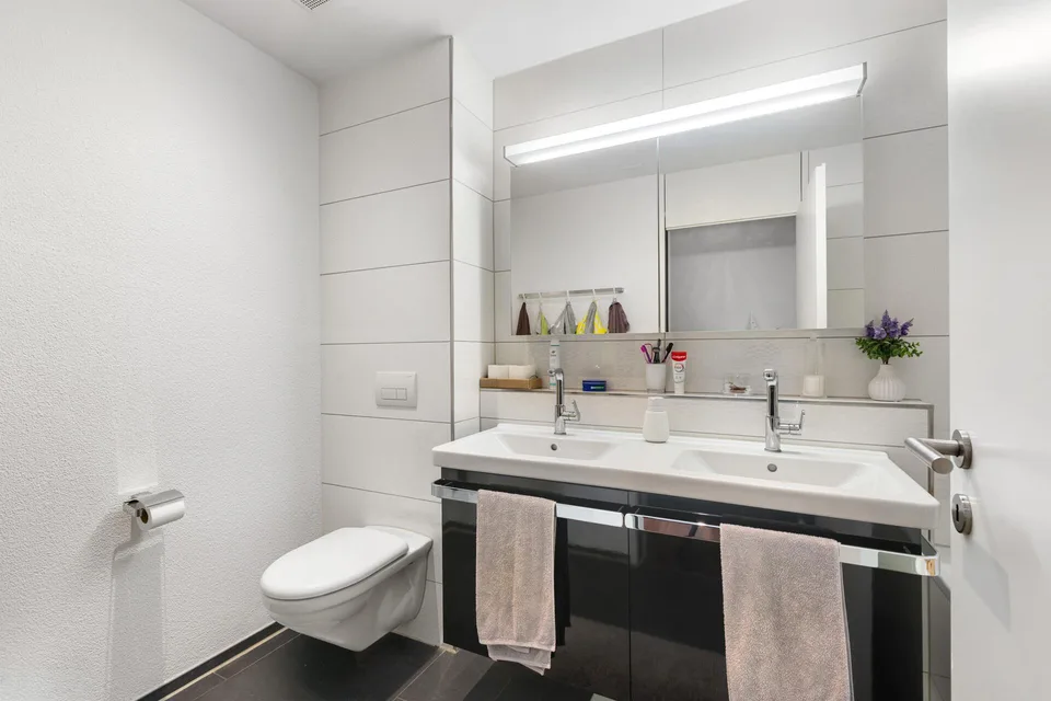 Wohnen mit Freiraum: Modern, 4.5 Zimmer und zwei Aussenbereiche – Foto 7 von 10