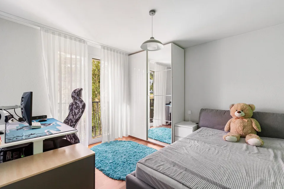 Wohnen mit Freiraum: Modern, 4.5 Zimmer und zwei Aussenbereiche – Foto 5 von 10