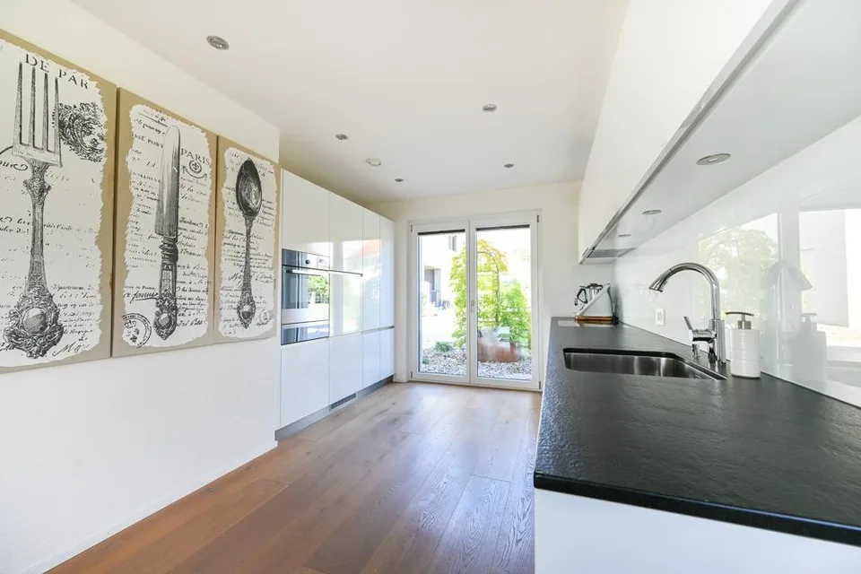 Maison moderne avec oasis de jardin et vue sur le vert – photo 3 sur 7