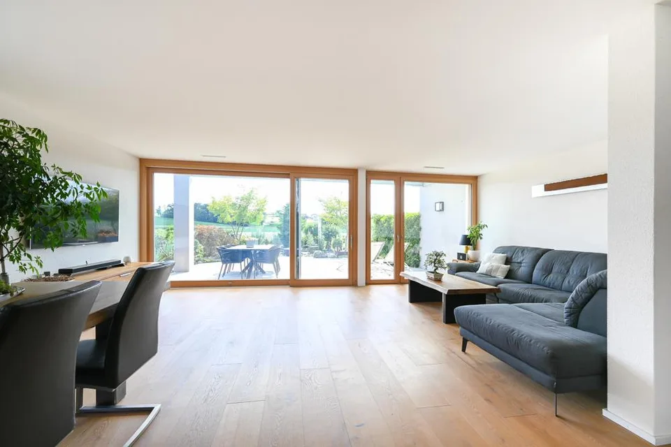 Maison moderne avec oasis de jardin et vue sur le vert – photo 2 sur 7