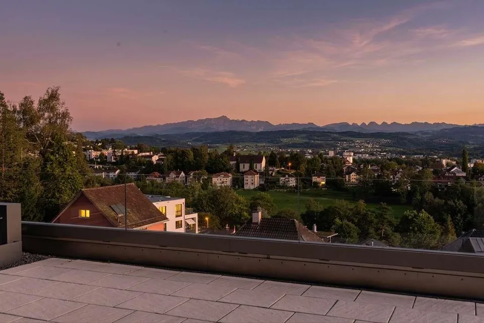 Exklusive 5.5-Zimmer-Terrassenwohnung mit 121 m² Südterrasse am Hof... – photo 9 sur 10