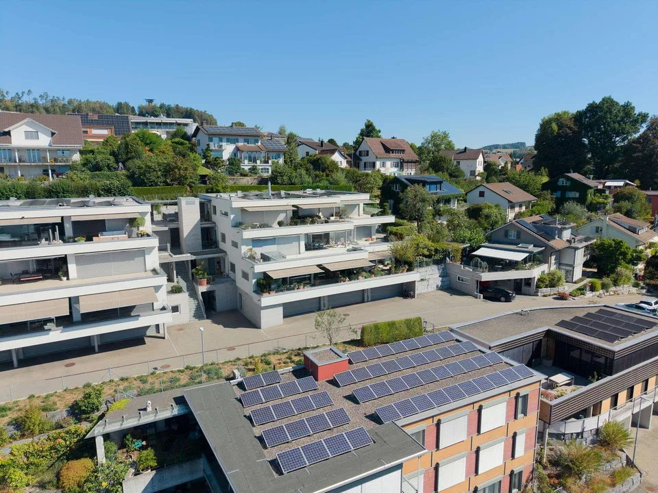 Exklusive 5.5-Zimmer-Terrassenwohnung mit 121 m² Südterrasse am Hof... – photo 2 sur 10
