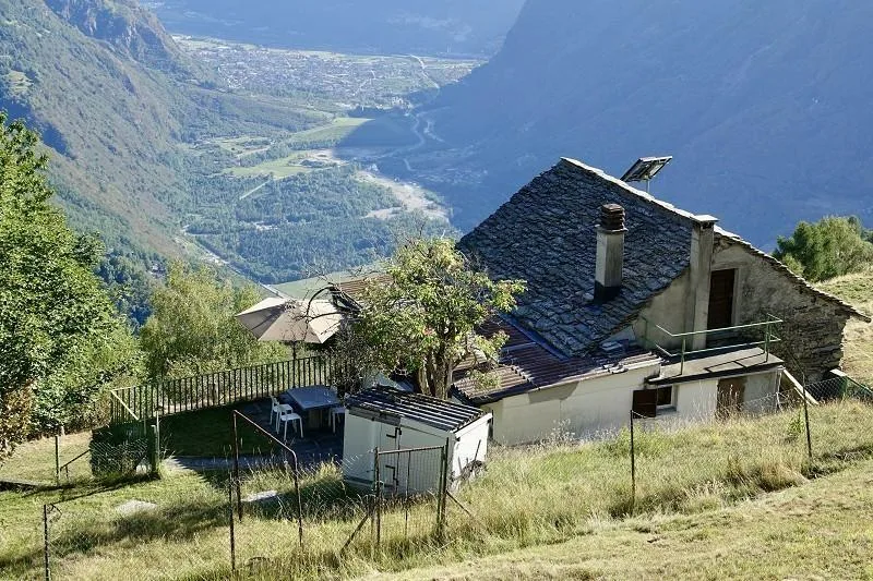 idyllisches 3 1/2-Zimmer-Bergrustico mit Umschwung und Panorama-Aus... – photo 2 sur 30