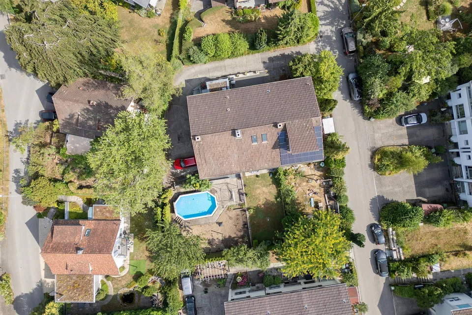 Reiheneckhaus mit Pool in ruhigem Quartier – Foto 2 von 15