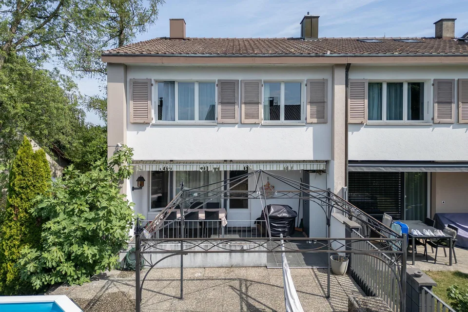 Reiheneckhaus mit Pool in ruhigem Quartier – Foto 3 von 15