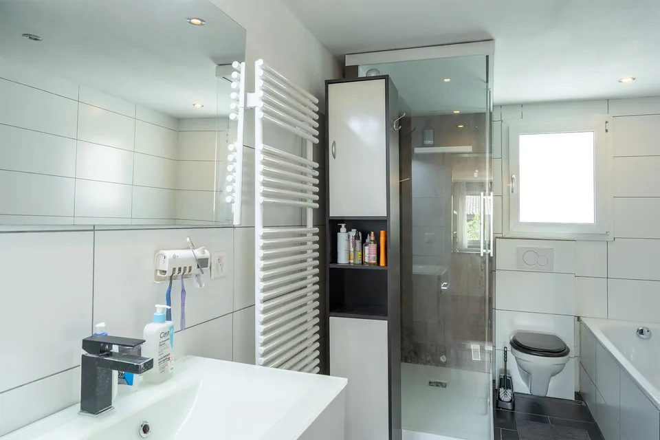 Reiheneckhaus mit Pool in ruhigem Quartier – Foto 14 von 15