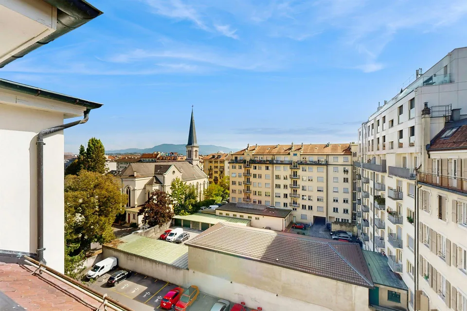 Logement rénové, traversant et occupant tout le dernier étage – photo 1 sur 9