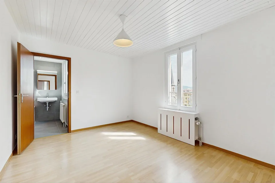 Logement rénové, traversant et occupant tout le dernier étage – photo 4 sur 9