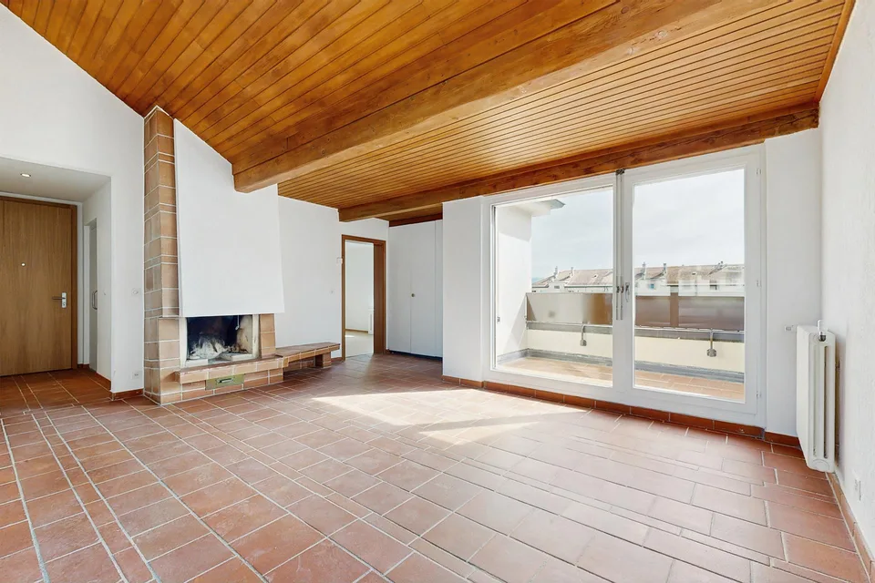 Logement rénové, traversant et occupant tout le dernier étage – photo 2 sur 9