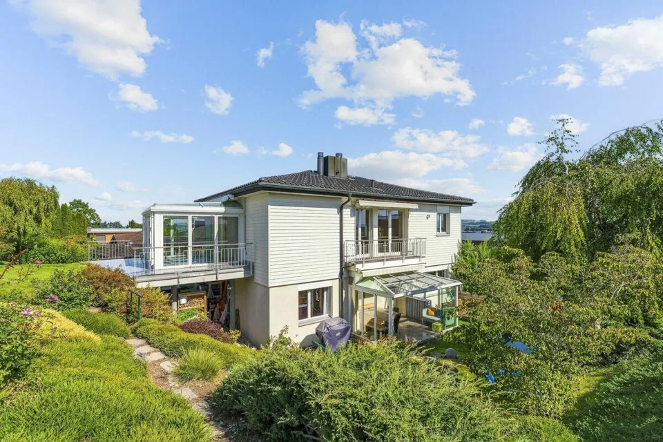Grosszügiges Zweifamilienhaus für Familien und Generationen – photo 2 sur 7