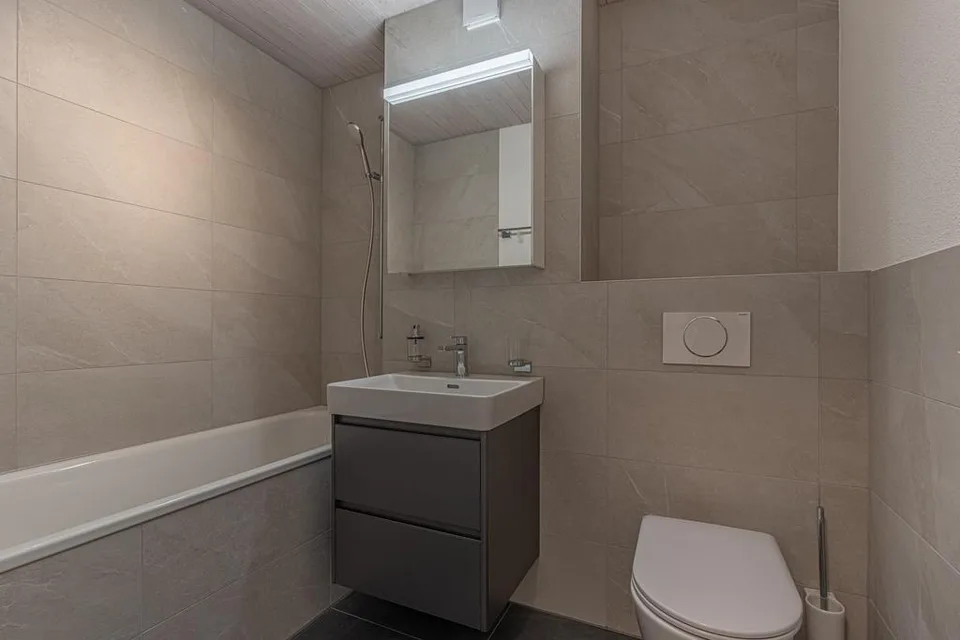Sanierte 3.5-Maisonette-Wohnung über 120m2 mit Cheminée zu vermieten – Foto 3 von 12