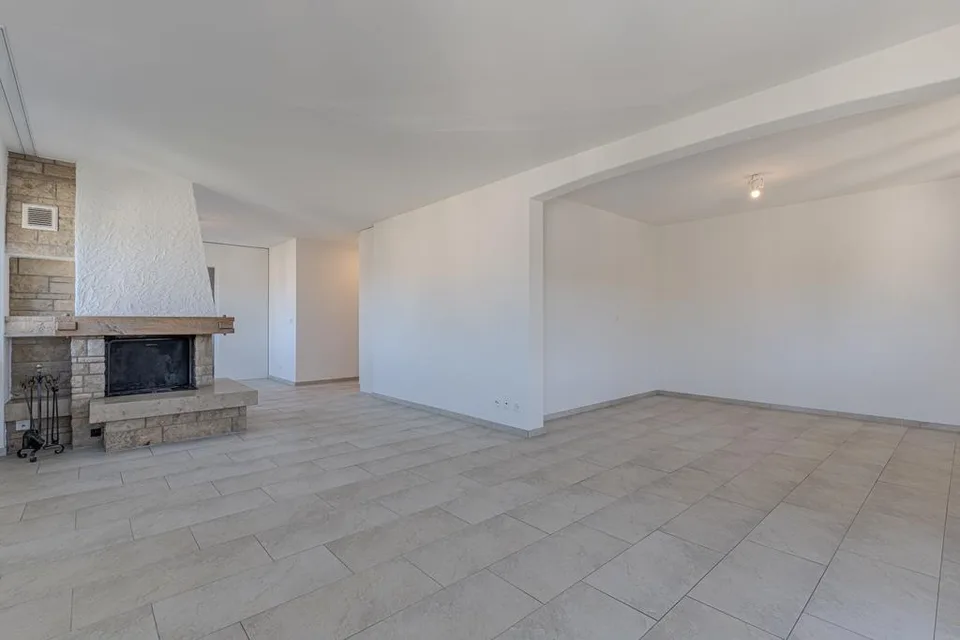 Sanierte 3.5-Maisonette-Wohnung über 120m2 mit Cheminée zu vermieten – Foto 7 von 12