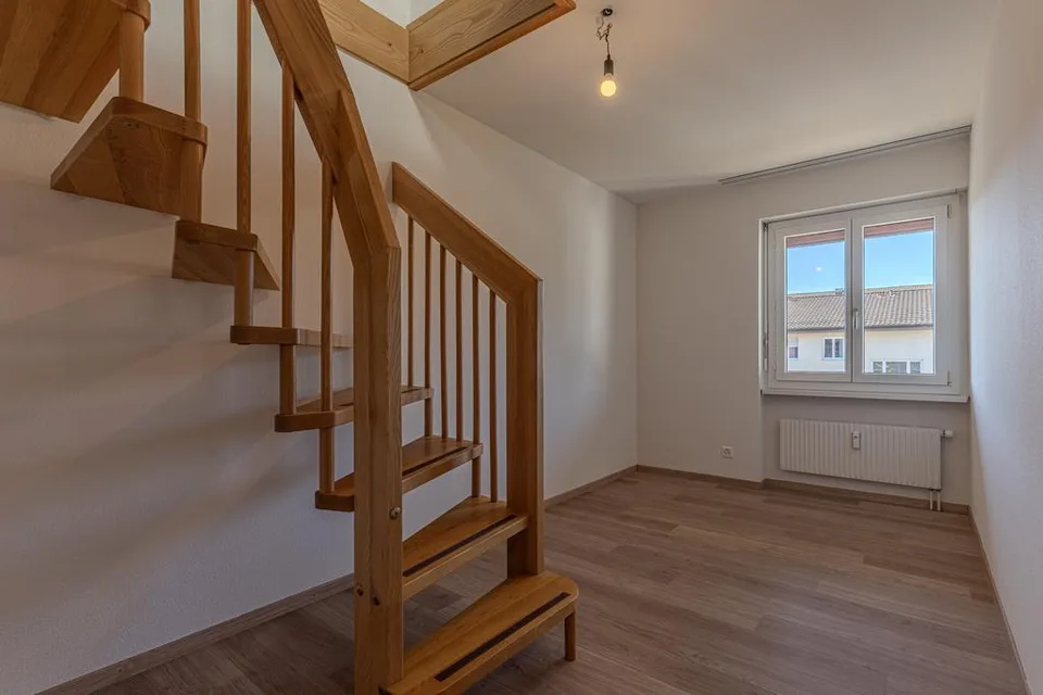 Sanierte 3.5-Maisonette-Wohnung über 120m2 mit Cheminée zu vermieten – Foto 8 von 12