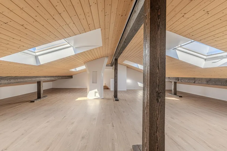 Sanierte 3.5-Maisonette-Wohnung über 120m2 mit Cheminée zu vermieten – Foto 9 von 12