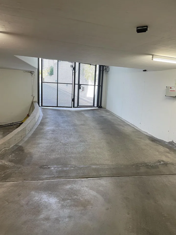 Einstellhallenplatz auf dem Bruderholz zu vermieten – photo 2 sur 3
