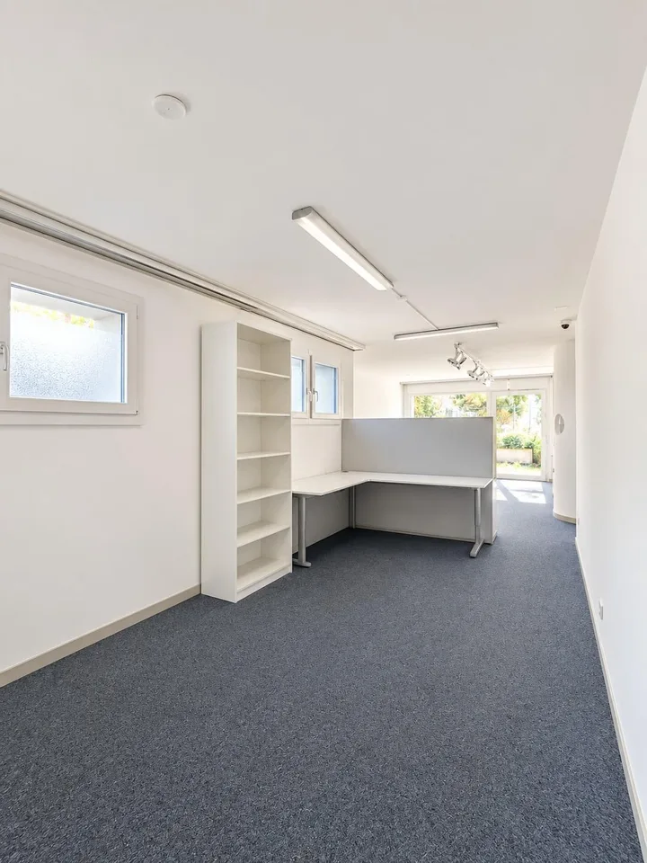 Grosszügige Gewerbefläche mit Büro, befahrbarer Werkstatt und Parkp... – foto 13 di 30