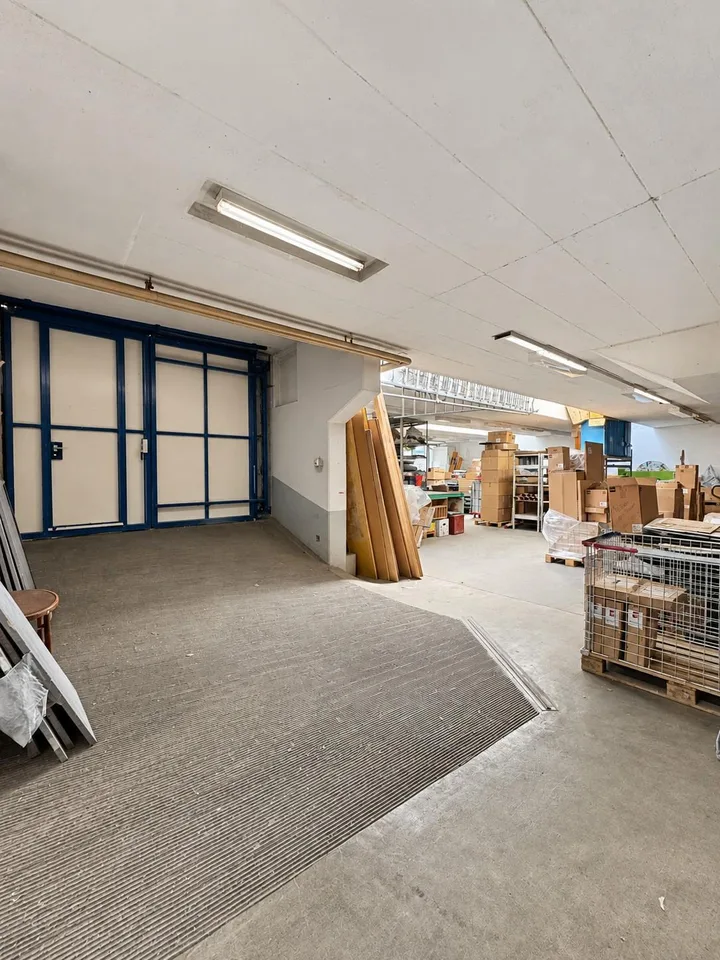 Grosszügige Gewerbefläche mit Büro, befahrbarer Werkstatt und Parkp... – foto 3 di 30