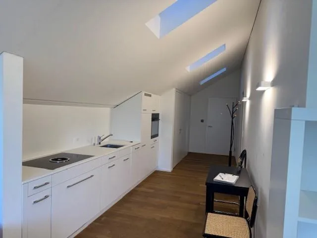 Helle, möblierte 1.5 Zimmer-Wohnung im Dachgeschoss – Foto 2 von 4