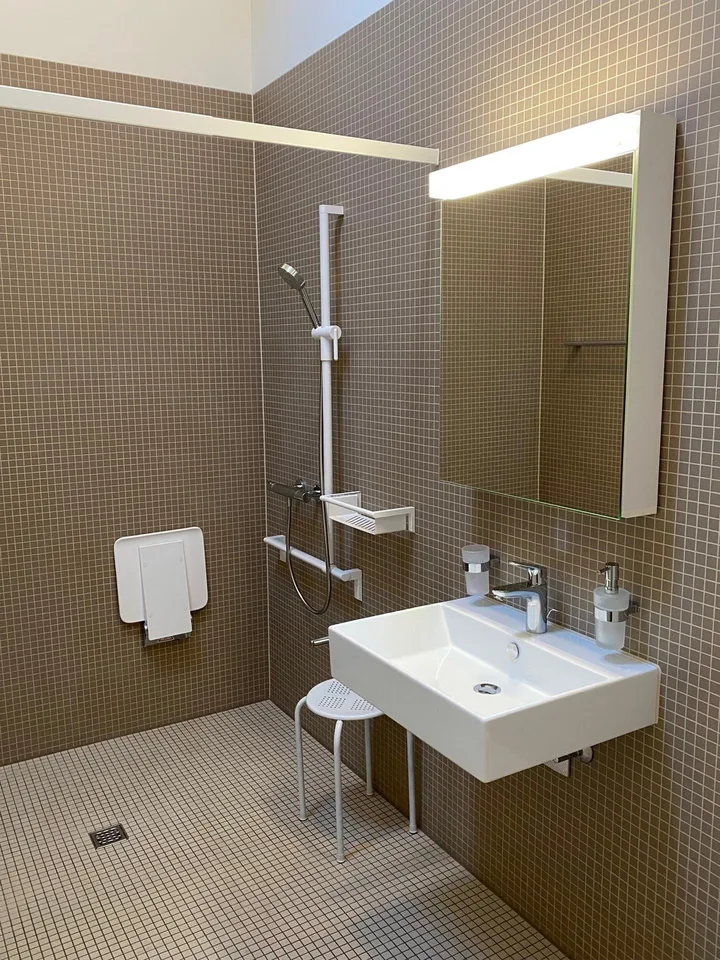 Helle, möblierte 1.5 Zimmer-Wohnung im Dachgeschoss – Foto 3 von 4