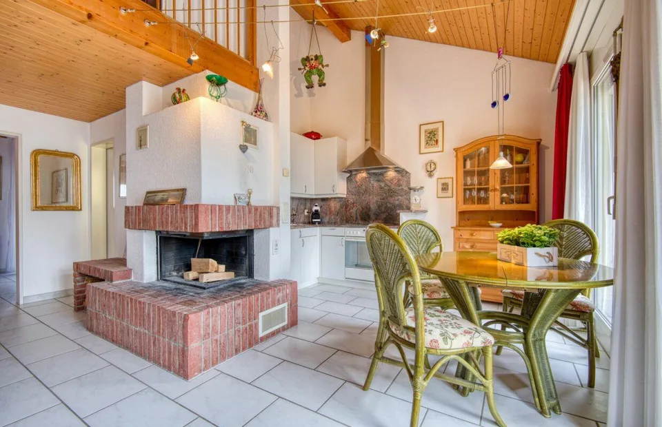 Appartement 2½ pièces tout en haut - galerie, cheminée et deux terrasses – photo 3 sur 9