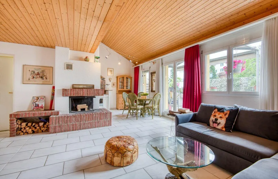 Appartement 2½ pièces tout en haut - galerie, cheminée et deux terrasses – photo 2 sur 9