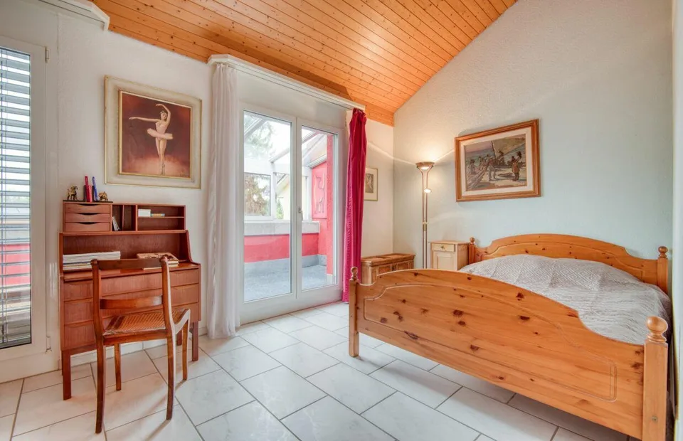 Appartement 2½ pièces tout en haut - galerie, cheminée et deux terrasses – photo 4 sur 9