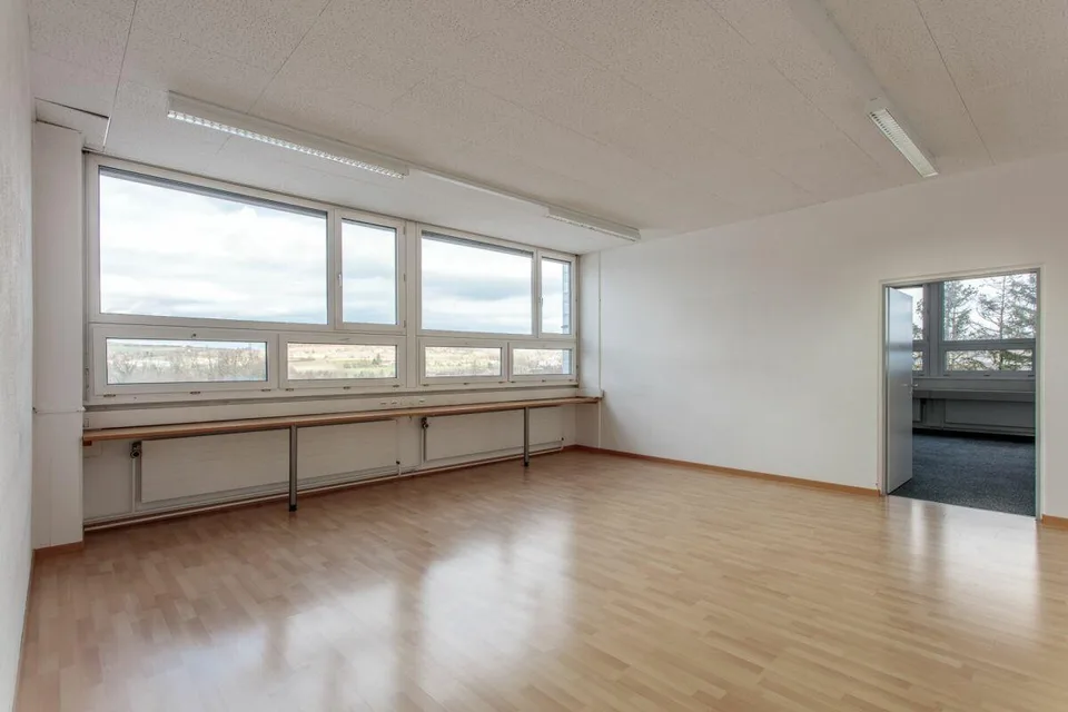 Stolze Gewerbeliegenschaft in Dällikon – Foto 4 von 10