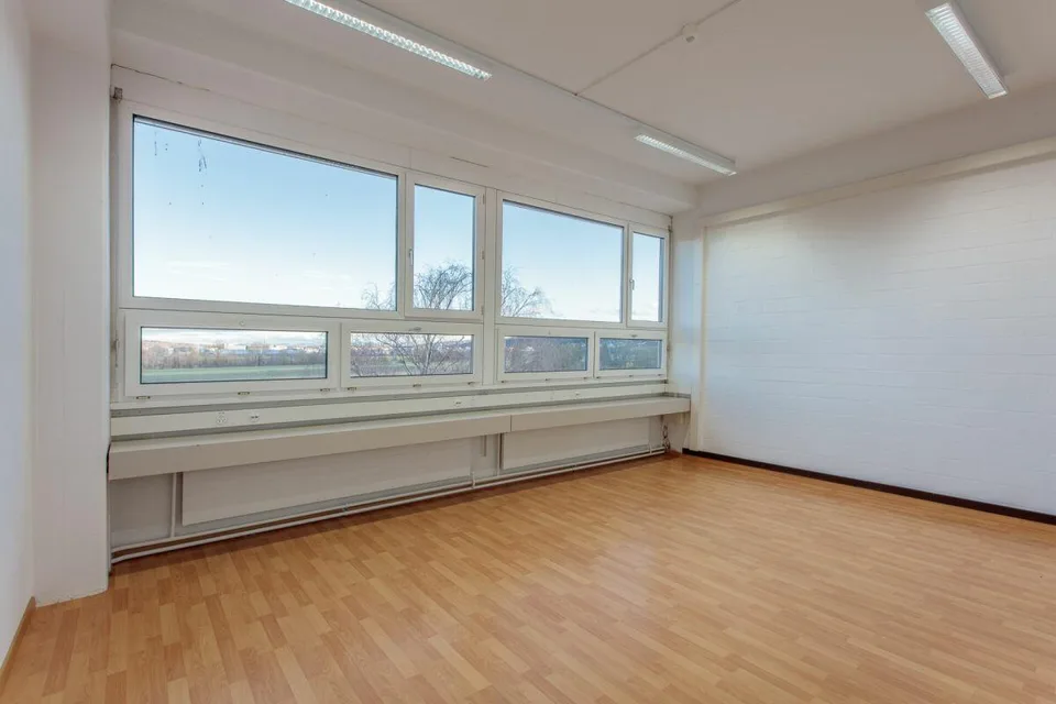 Stolze Gewerbeliegenschaft in Dällikon – Foto 3 von 10