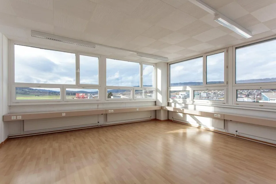 Stolze Gewerbeliegenschaft in Dällikon – Foto 2 von 10